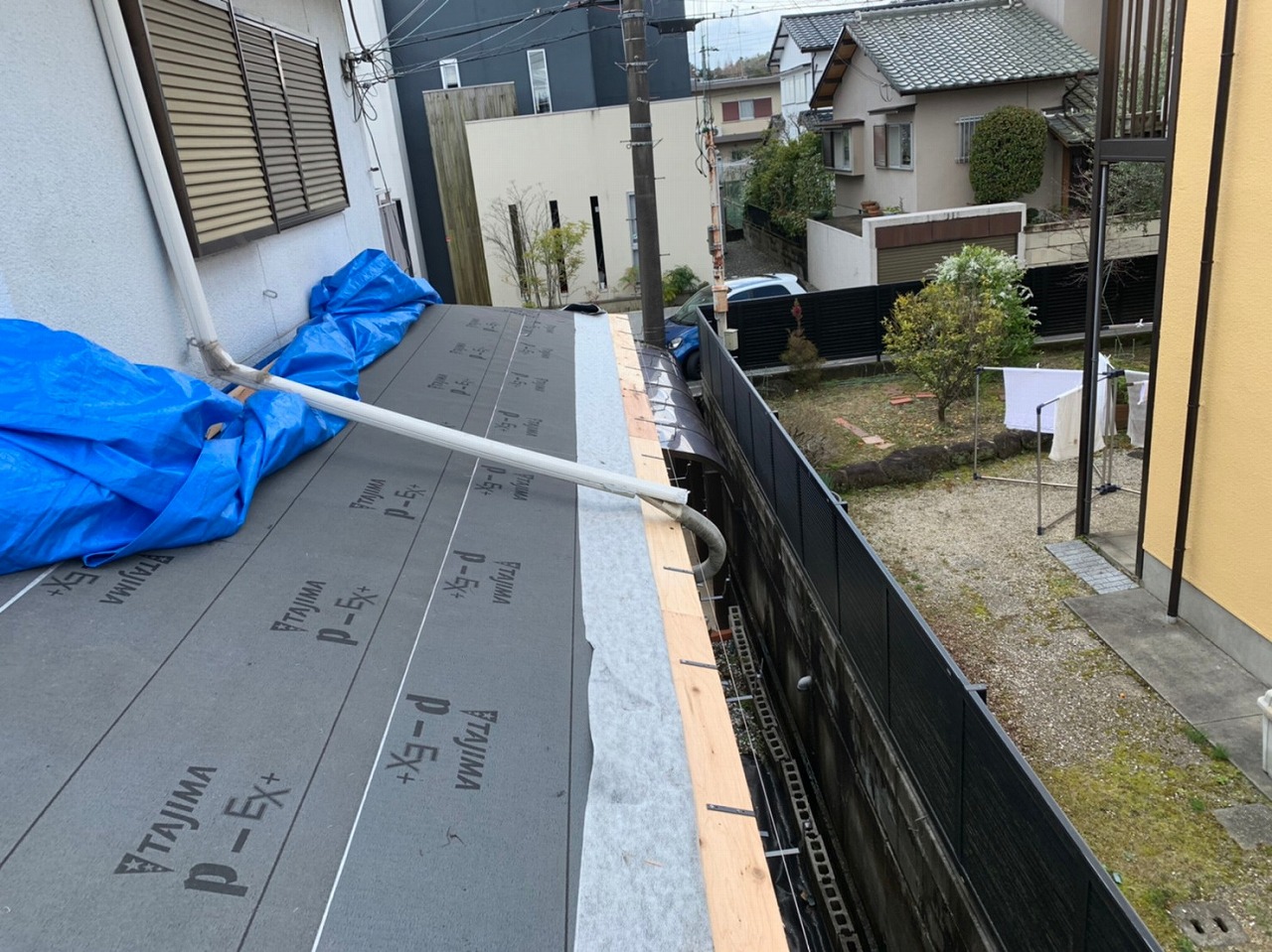 生駒市で葺き替え工事、下屋根に雨樋固定金具設置